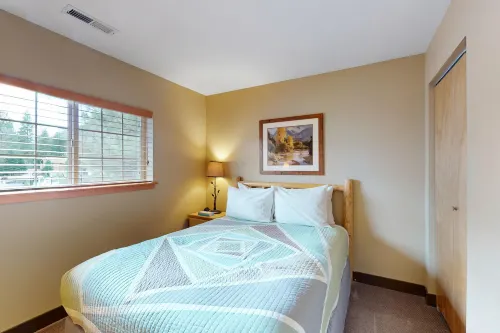 Bright condo with WiFi, balcony, pools & hot tubs - walk downtown