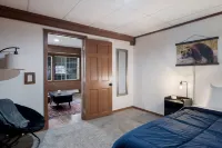 Stunning Lake Views and Shared Hot Tub - Serene Cottage Escape Các khách sạn ở Fife Lake