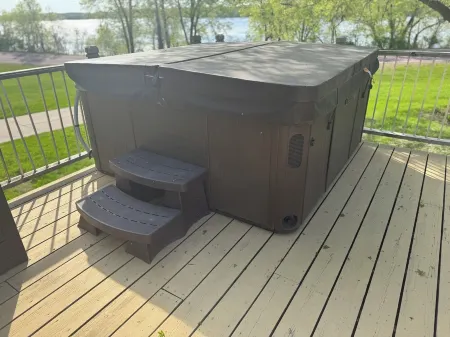 Charming 3-Bedroom Lake House with Dock, Hot Tub, AC in Delightful Waterville