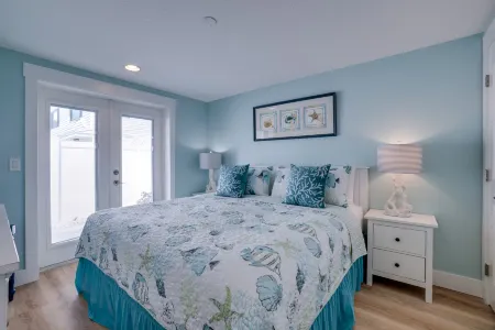 Heated Pool and Private Patio Oasis - Stunning Coastal Retreat Отели рядом с достопримечательностью «Alvin's Island - Holmes Beach #753»