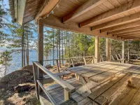 Scenic Lake Views and Cozy Deck - Charming Idyllic Retreat 비버 코브 호텔