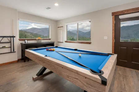 Expansive Mountain Views and Pool Table - Stunning New Escape