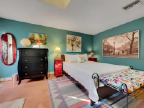 Cozy Studio with Full Kitchen and Amenities - Charming Artisan Retreat