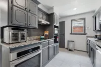 Spacious Gathering Areas and Pool Table - Inviting Retreat فنادق في Midwest City
