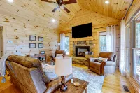 Dog-friendly cabin with covered porch, patio, firepit, fireplace, & grill Hotel di Cherry Log