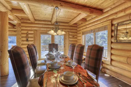 Hot Tub and Luxury Log Home - Breathtaking River Sanctuary