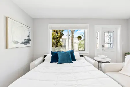 Exclusive complex - Private Heated Pool - 100 Steps to Beach - Village 5 minute walk Отели рядом с достопримечательностью «Кресент Бич»