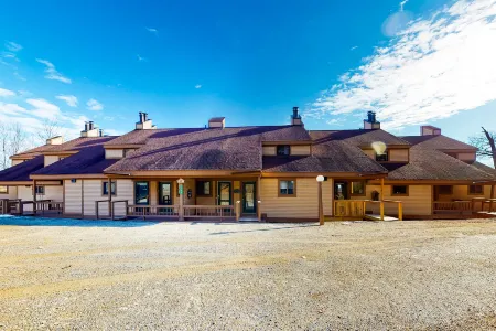 Ski-In/Out Condo with Electric Fireplace, Mountain Views, and Washer/Dryer Отели в г. Уэстон