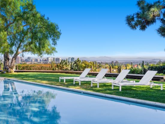 Endless Views and Swimming Pool - Stunning Coastal Retreat
