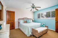 Charming Beachside Bungalow w/ Light & Airy D'cor -- 300 Yards to Beach 모로베이 호텔