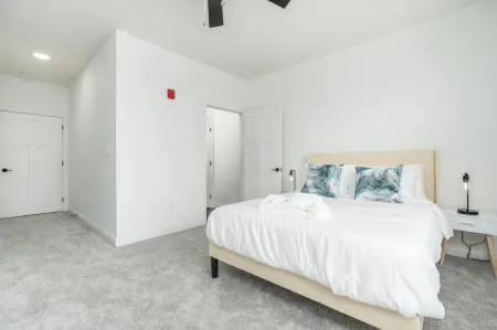 Serene Oasis with Private Patio and Fast Wifi - Spacious Retreat