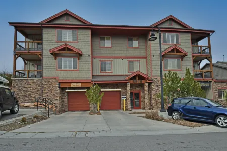 Hot Tubs and BBQ - Luxurious Mountain Escape