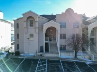 Elevated Views, Pools and Pickleball Access - Stunning Escape