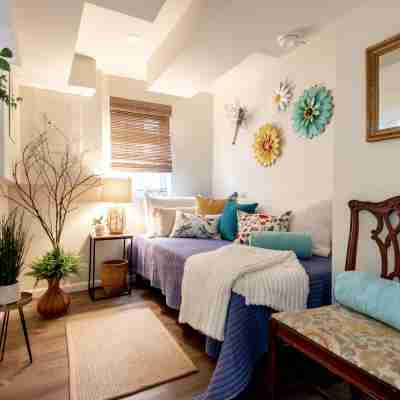 Charming Space with Balcony and Yard for Games - Delightful Retreat Rooms