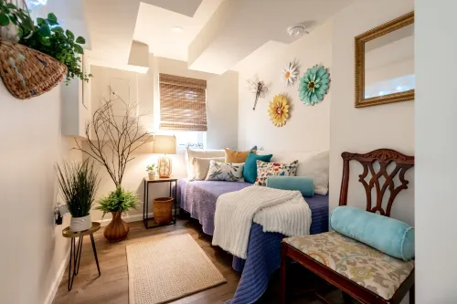 The Back Yard-Entire Building |Walk to Downtown |Yard for Games|Parking