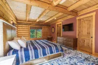 Inviting Hot Tub and Stunning Mountain Views - Exquisite Log Haven