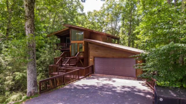 Beech Mountain Club Access and Cozy Chalet Vibes - Charming Ski Retreat