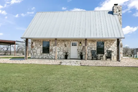 Pool, Hot Tub, Outdoor Fire Pit, and Orchard Access - Inviting Retreat Отели рядом с достопримечательностью «Национальный исторический парк имени Линдона Б. Джонсона»