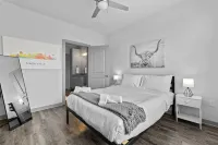Cozy Living Space with Pool and Fitness Club - Stylish Getaway