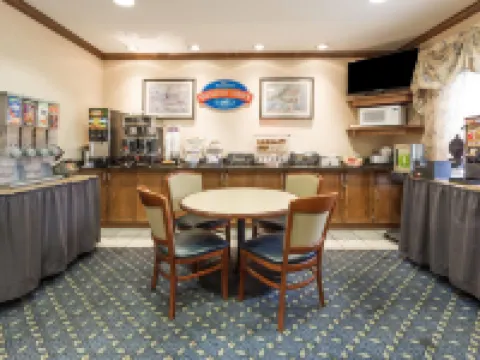 Baymont by Wyndham Waterford/Burlington WI Hotels in Racine County