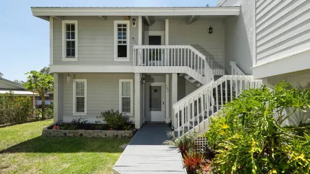 Charming Waterfront Retreat with Deck and BBQ - Cozy Old Florida Style