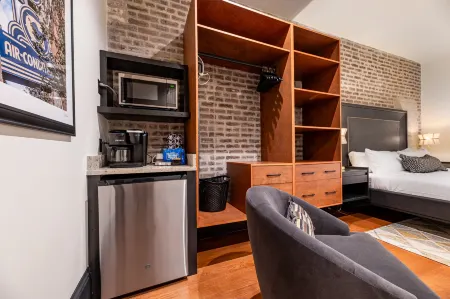 Chic Studio 2 Blocks to Bourbon St | The Mayfair