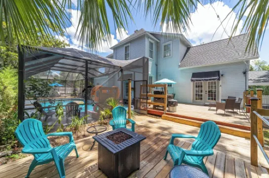 Private historic district apt with pool-suite A