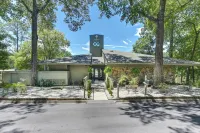 Lakeside Oasis: Fort Jackson Family Retreat 우드빈 타이니 팜 앤드 가든 주변 호텔