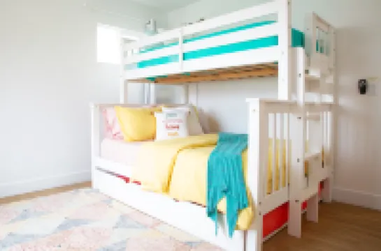 Fresh & Walkable Bright Beach Bungalow