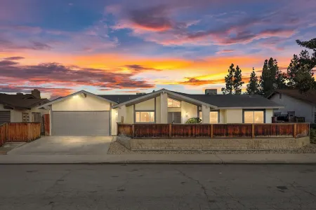 Entire condo in Bakersfield with WiFi, AC Отели рядом с достопримечательностью «River Walk»