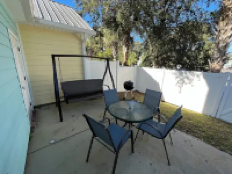 2-Bedroom Cottage, One Block to Beach! Free WIFI, Free Parking