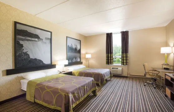 普拉茨堡速8酒店