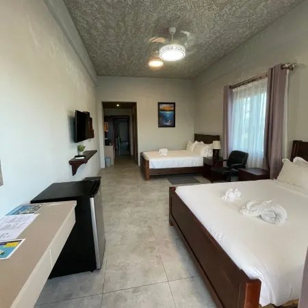 Coral View Hotel & Resort Отели рядом с достопримечательностью «Остров Кей Колкер»