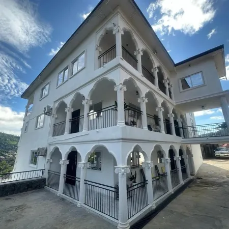 3 Bed Apartment Sleeps 6 - EnSuites Parking Wifi