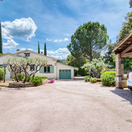 Le Clos des Oliviers Отели в г. Каркес