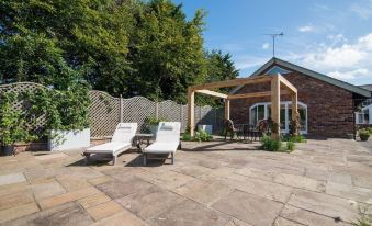 Super Spacious Barn Conversion with Free Wifi, Netflix Fireplace - Housity