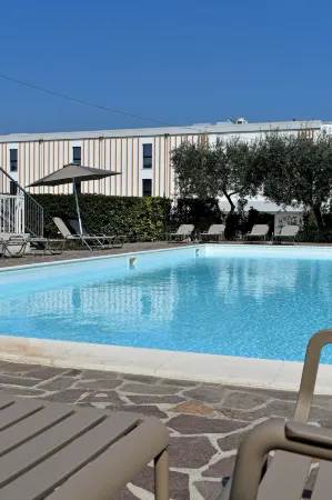 Poggio Al Lago Residence Hotel Отели рядом с достопримечательностью «Archaeological site of Grotte di Catullo»