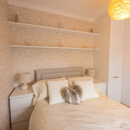 Short Walk to the Beach - 2 Guests - Free Parking