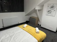 Stunning 4-Bed House in Leeds Close to Center Hotels in 