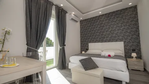 LA DOLCE VITA ROOMS in Procida