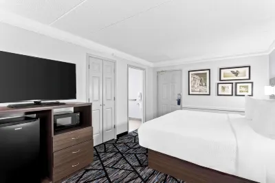 Days Inn & Suites by Wyndham Schaumburg