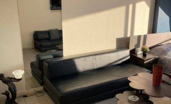 Loft in Siwar,2 Min from Hotel le Royal,Incl Motor