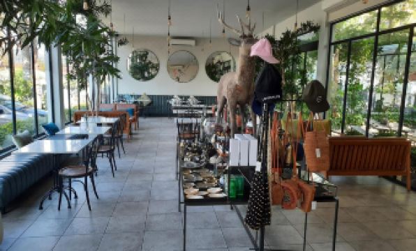 Lovinalife Room & Cafe