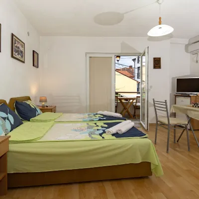 Bogdanoski Studios & Guest Rooms Hotel berhampiran Pantai Saraiste