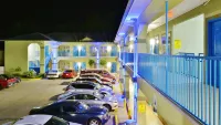 Scottish Inns and Suites Alvin - parking