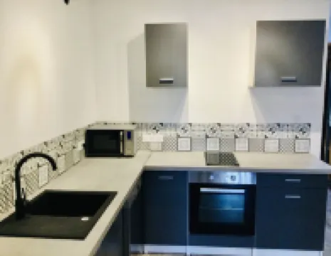 Hôte Labyrinthe Lit 180 cm Salle de Bain, Petit Dej Compris