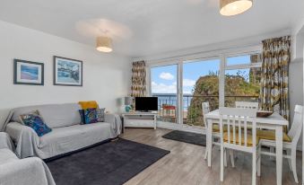 Swn Y Tonnau - Sea Front Apartment Spectacular Sea Views Parking Direct Beach Access