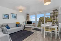 Swn Y Tonnau - Sea Front Apartment Spectacular Sea Views Parking Direct Beach Access