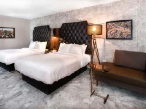 โรงแรมฮอลลีวูดอินน์สวีทส์ โรงแรมในกาดินา