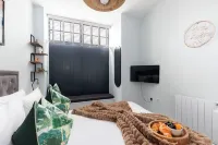 Elliot Oliver - Stylish 2 Bedroom Town Centre Apartment
